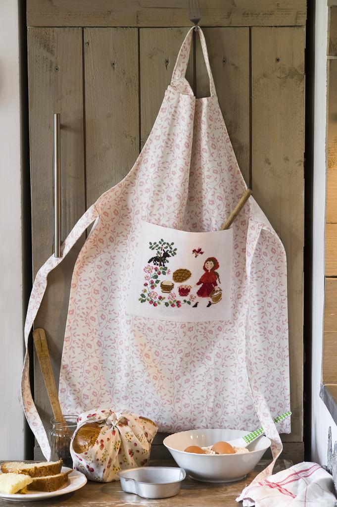 Le tablier du mercredi de Perrette Samouiloff, Création Point de Croix n°020