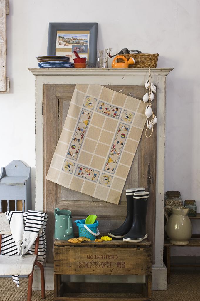 Torchon « Petits moussaillons » de Perrette Samouiloff, grille à retrouver dans le magazine Création Point de Croix, n°22