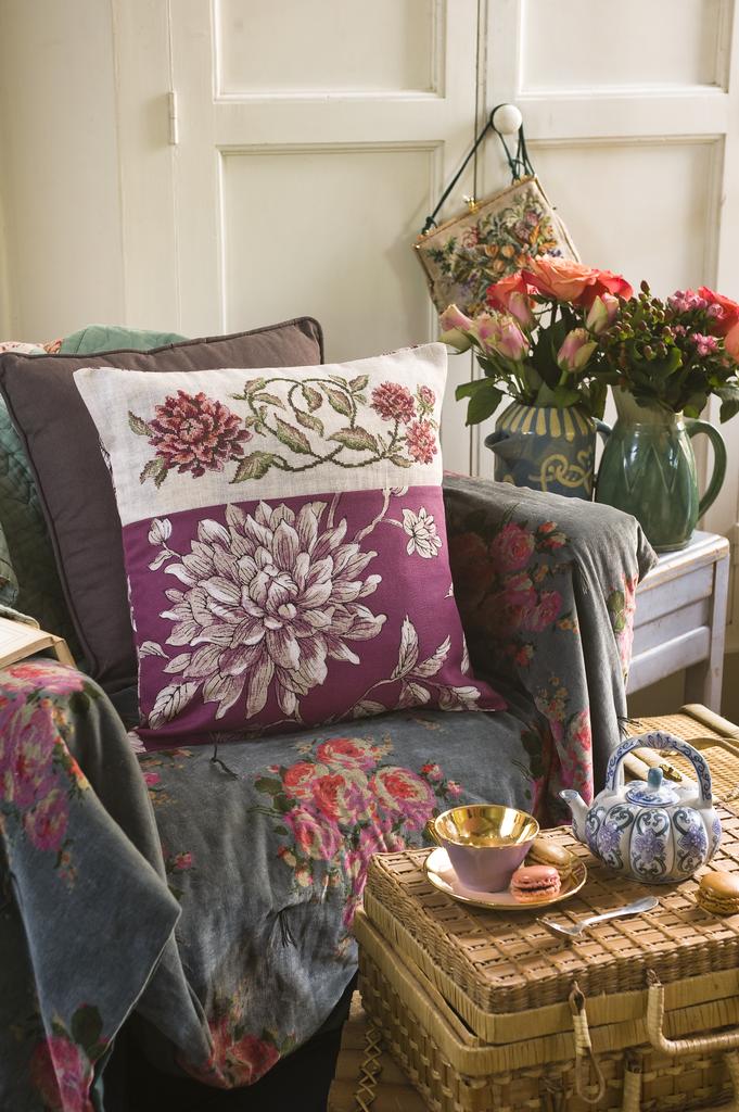 Coussin aux Dahlias de Véronique Enginger, Création Point de Croix n°023