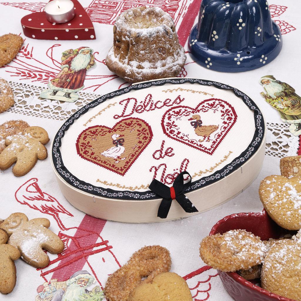 Boîte à Bredelé de Véronique Enginger, Création Point de Croix n°034