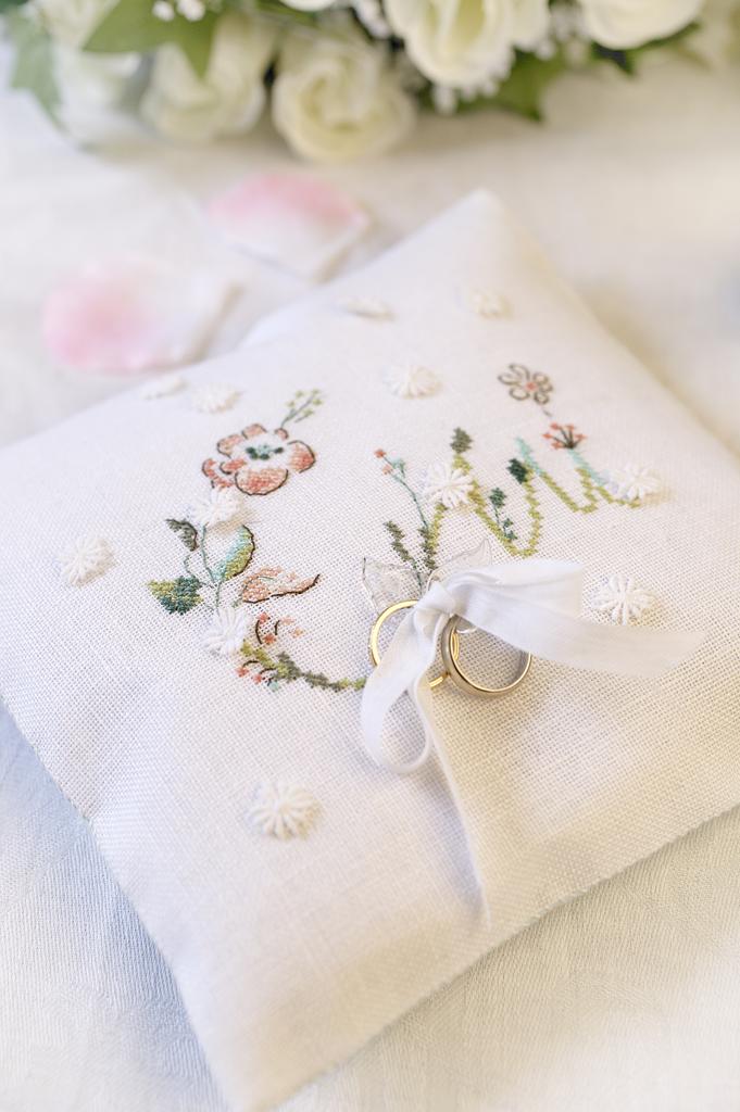 Coussin d’alliances de Hélène Le Berre, Création Point de Croix n°036