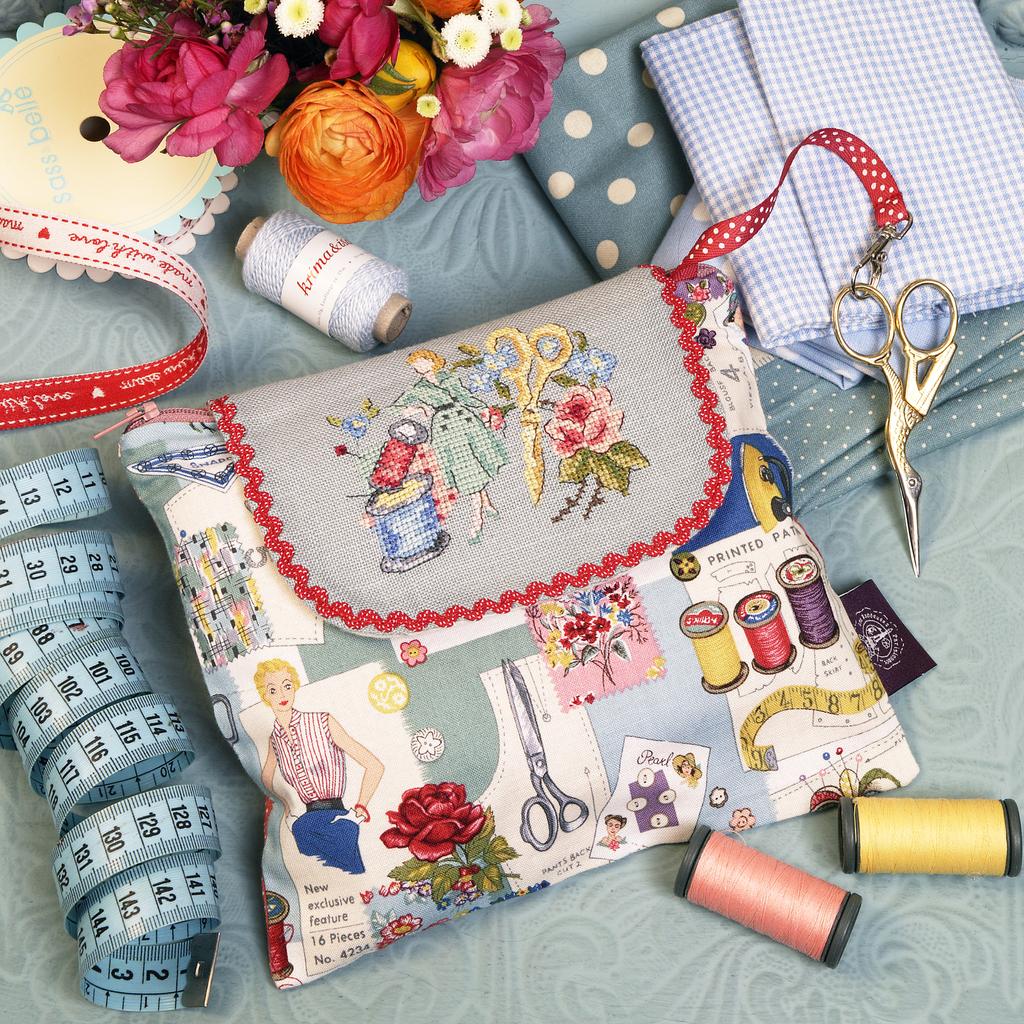 L’indispensable pochette de Véronique Enginger, Création Point de Croix n°036