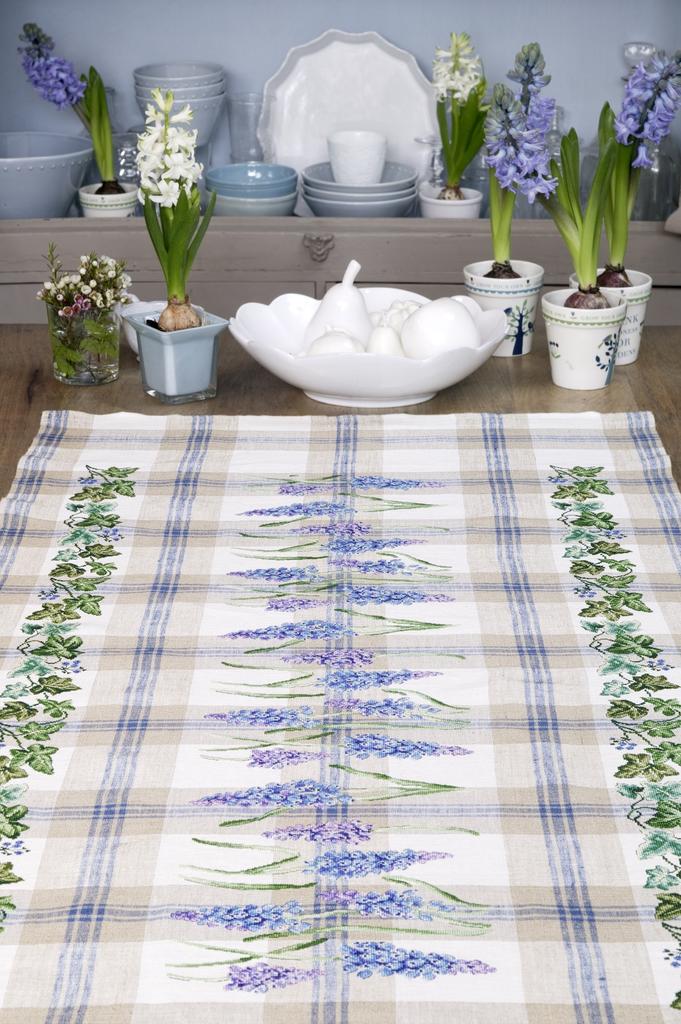 Chemin de table « Aux muscaris » de Véronique Enginger, Création Point de Croix n°037