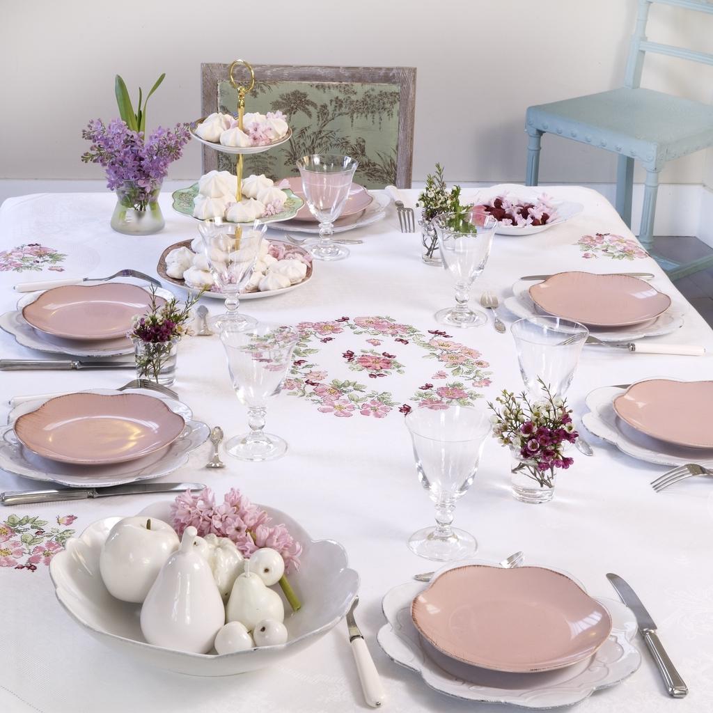 Une nappe d'exception de Véronique Enginger, Création Point de Croix n°039