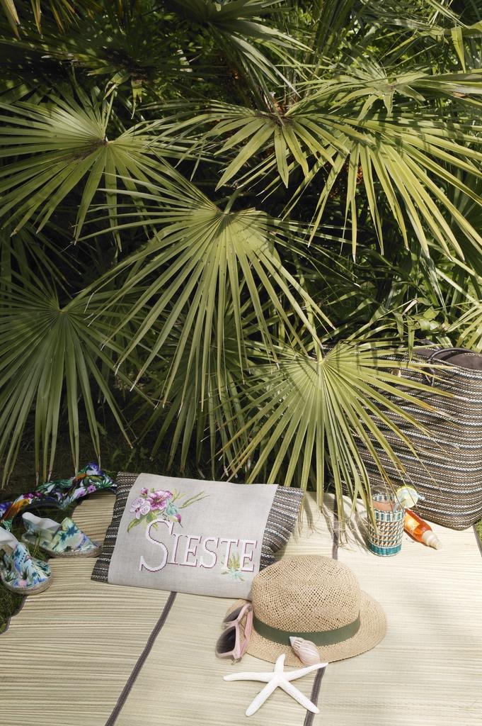 À l’ombre des Hibiscus de Véronique Enginger, Création Point de Croix n°040