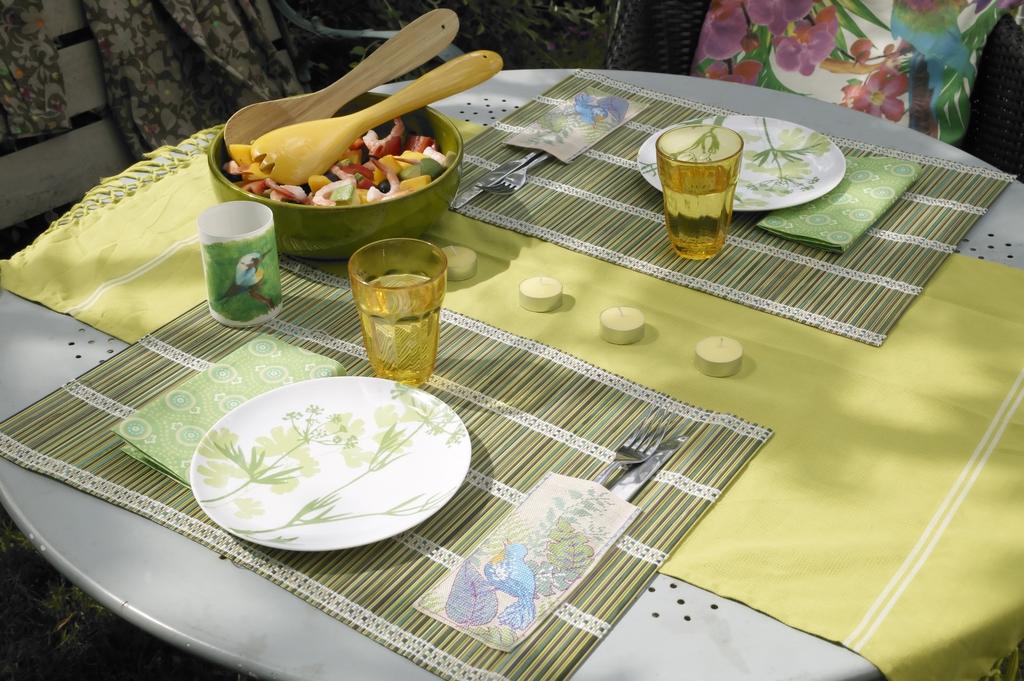 Une table dans les îles de Valérie Côme, Création Point de Croix n°040
