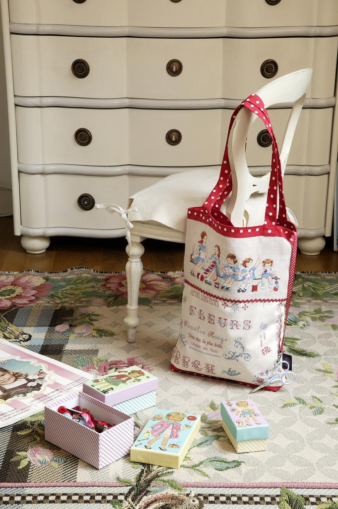 Son premier cabas à ouvrage de Véronique Enginger, Création Point de Croix n°042