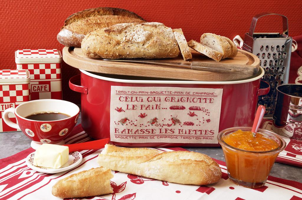 Une boîte à pain à message de Marie-Anne Réthoret, Création Point de Croix n°042