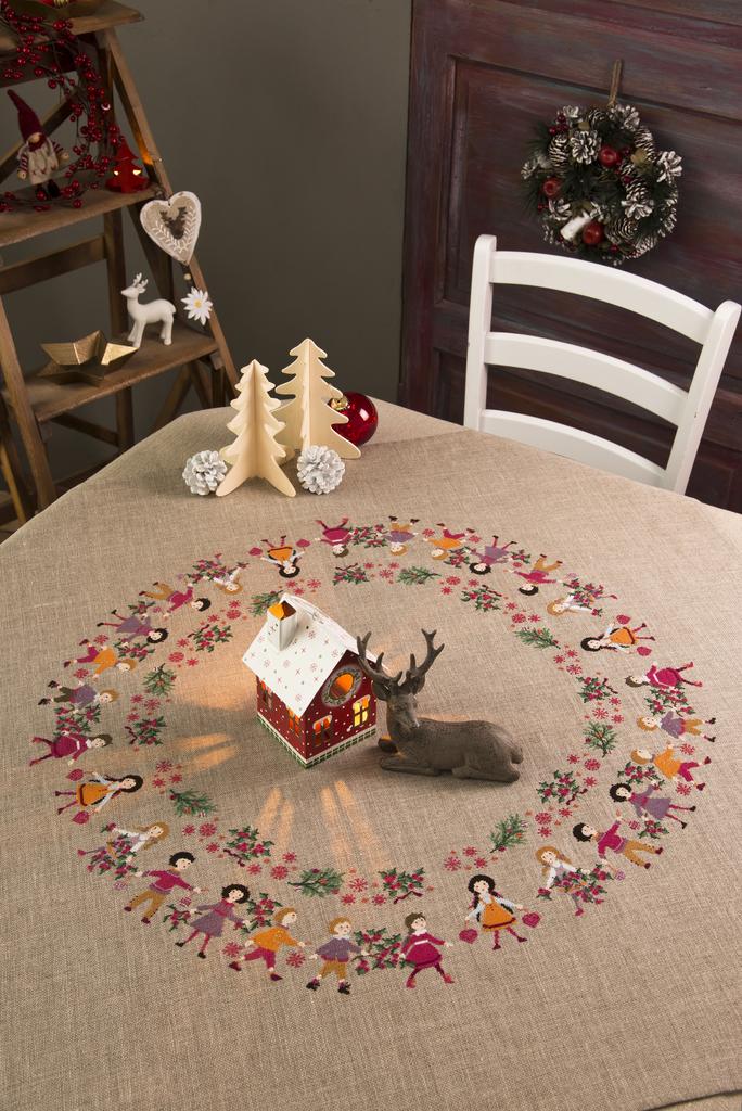 Nappe de Noël  « Les petits personnages », Création Point de Croix n°061
