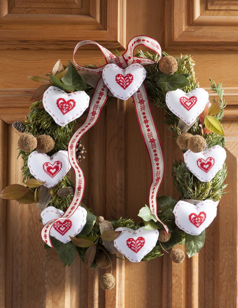 Cette couronne de Noël un véritable hymne à l’amour, Création Point de Croix n°061