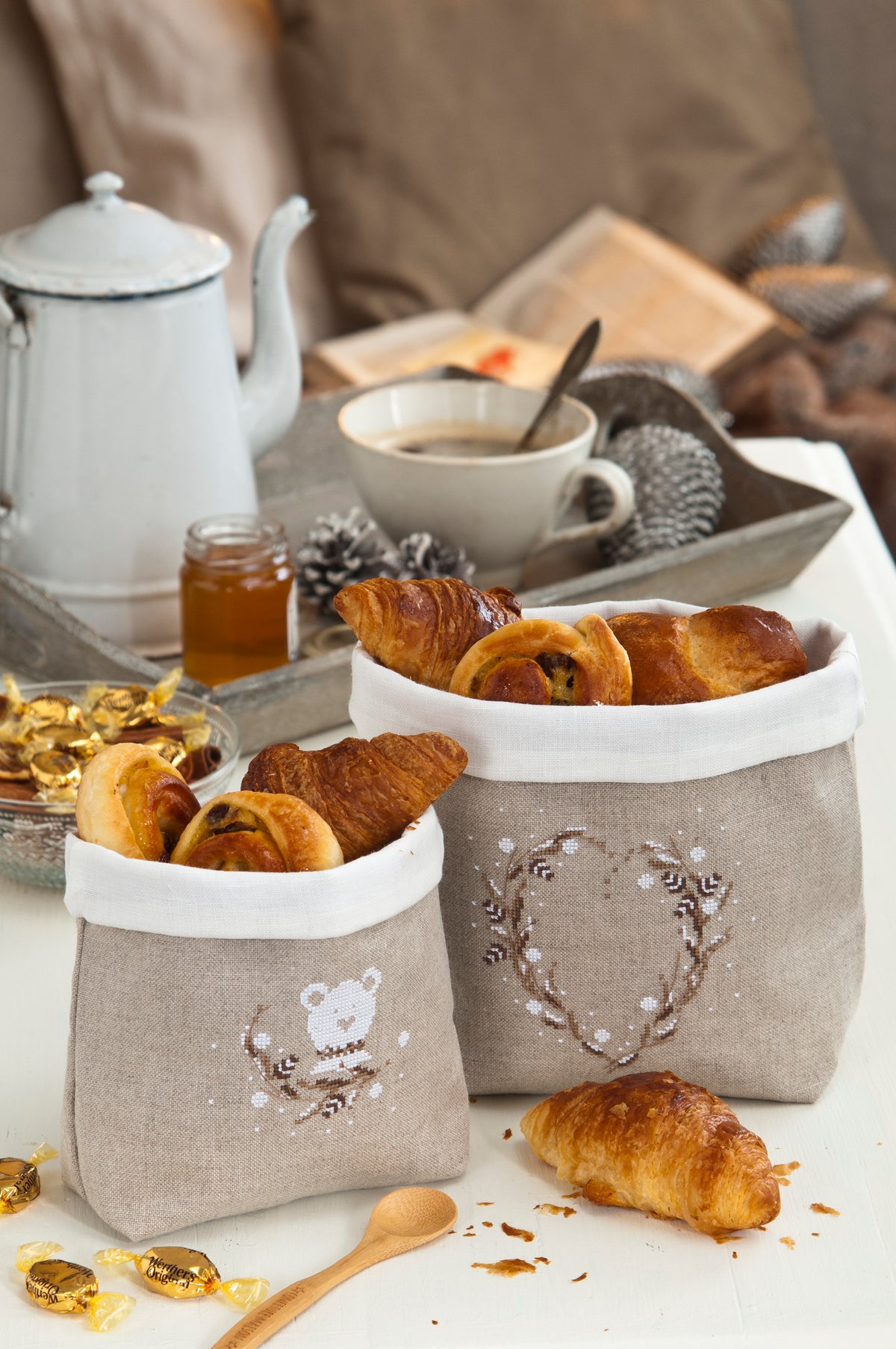Création Point de Croix N°80 : grilles de point de croix sur le thème de l'hiver – cuisine, montagne, rangement et cartes de vœux. Janvier/Février 2020.