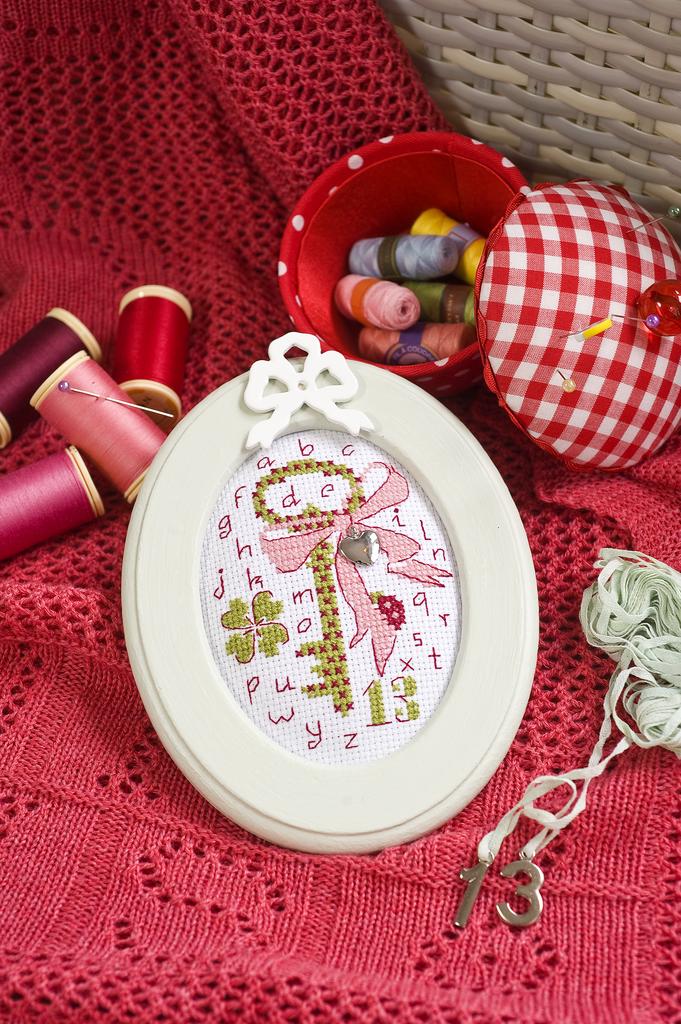 Médaillon porte-bonheur de Hélène le Berre, Création Point de Croix n°009H