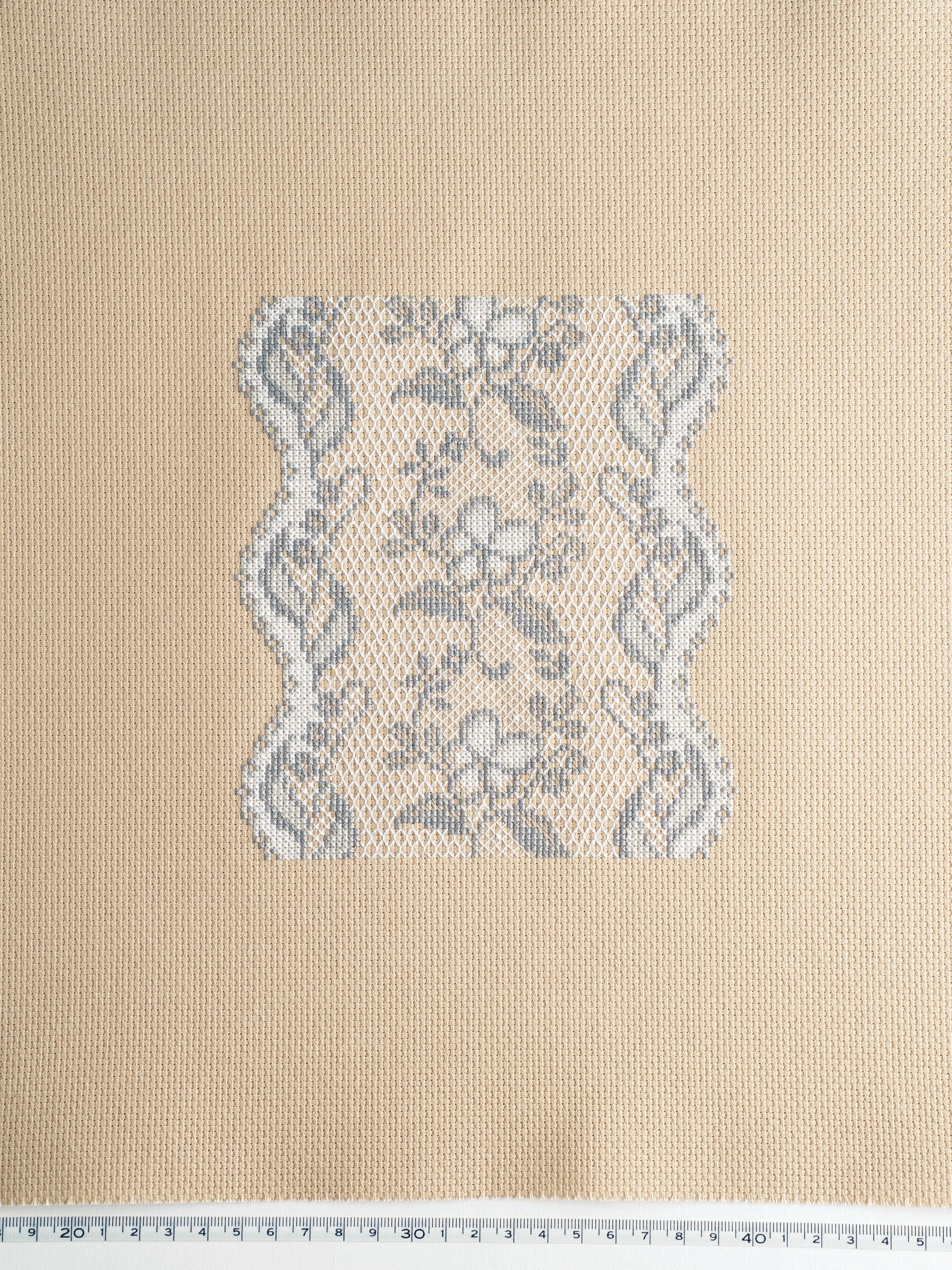 Motifs de dentelle raffinés au point de croix avec grilles détaillées. Éd. Nihon Vogue, ~80 pages couleur, en japonais. Précommande disponible.
