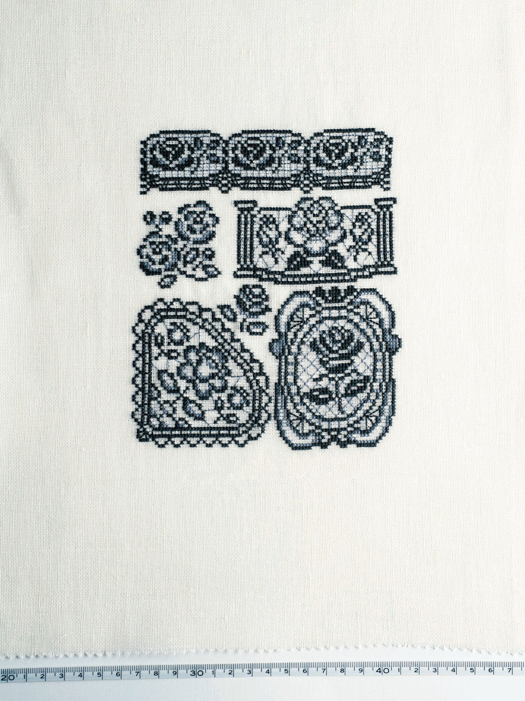 Motifs de dentelle raffinés au point de croix avec grilles détaillées. Éd. Nihon Vogue, ~80 pages couleur, en japonais. Précommande disponible.