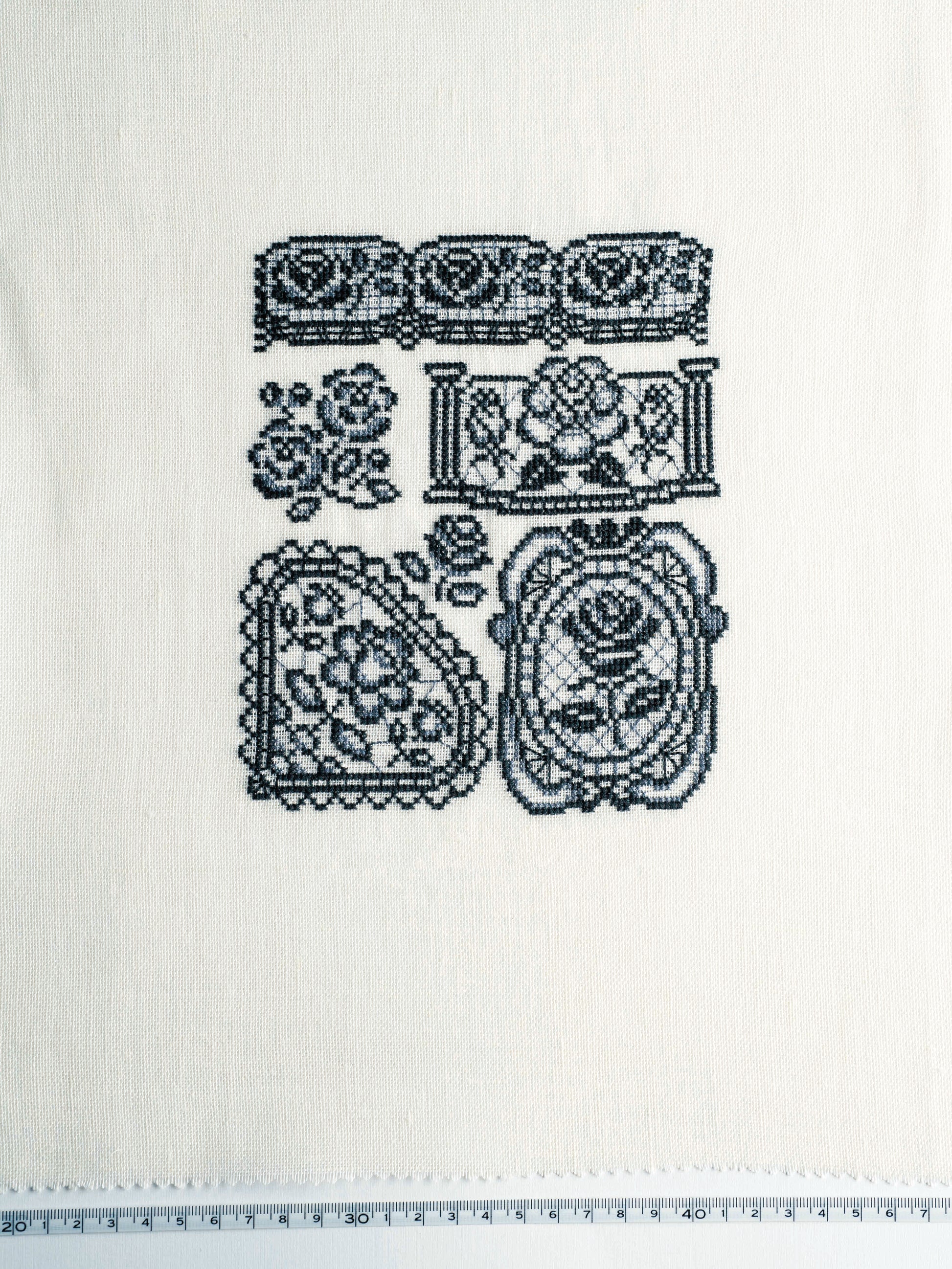 Motifs de dentelle raffinés au point de croix avec grilles détaillées. Éd. Nihon Vogue, ~80 pages couleur, en japonais. Précommande disponible.