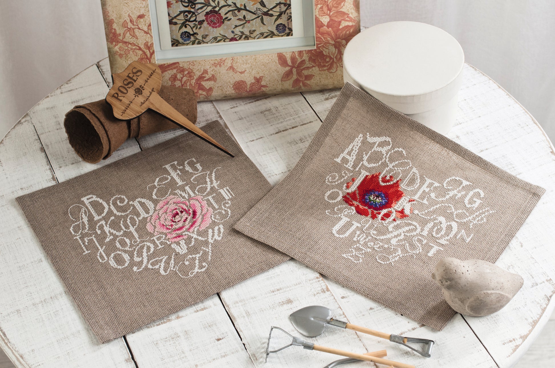 Point de croix Collector n°9 : « Les Cœurs fleuris » : Abécédaires fleuris de Hélène Le Berre